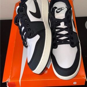 Nike Men's Black and White Sneakers